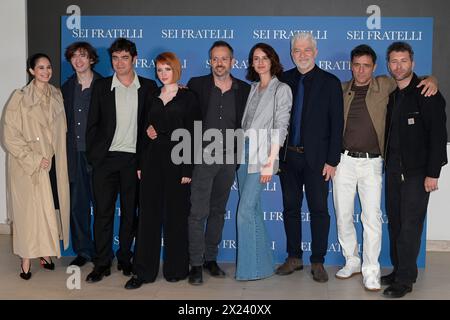 Roma, Italia. 19 aprile 2024. Il cast partecipa alla chiamata fotografica del film sei fratelli al Cinema Barberini. Credito: SOPA Images Limited/Alamy Live News Foto Stock