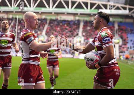 Bevan French (destra) dei Wigan Warriors celebra la prima meta della partita con il compagno di squadra Liam Farrell durante la partita Betfred Super League al DW Stadium di Wigan. Data foto: Venerdì 19 aprile 2024. Foto Stock