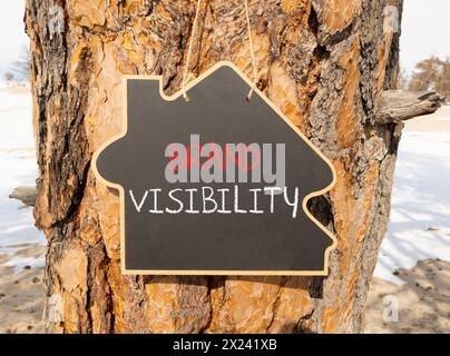 Simbolo di visibilità del marchio. Parole concettuali visibilità del marchio su una bellissima lavagna nera. Splendido sfondo di alberi. Branding aziendale e marchio vi Foto Stock