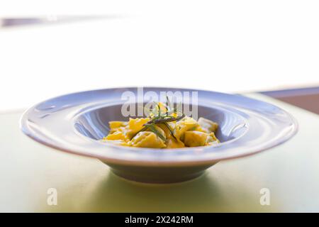 Agnolotti del Plin con burro di salvia Foto Stock