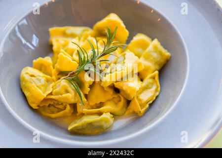 Agnolotti del Plin con burro di salvia Foto Stock