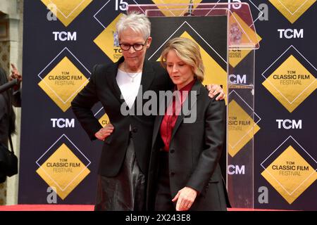 Jamie Lee Curtis und Jodie Foster bei Jodie Fosters Hand and Footprints Ceremony al TCL Chinese Theatre Hollywood. Los Angeles, 19.04.2024 *** Jamie Lee Curtis e Jodie Foster alla cerimonia Jodie Fosters Hand and Footprints al TCL Chinese Theatre Hollywood Los Angeles, 19 04 2024 foto:xD.xStarbuckx/xFuturexImagex Foster 4435 Foto Stock