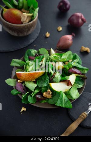Insalata autunnale con lattuga di agnello, pere e cipolle caramellate Foto Stock