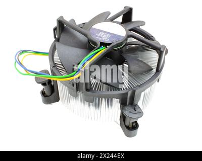 Primo piano della CPU bloccata nel dissipatore di calore più freddo isolato su sfondo bianco. Foto Stock
