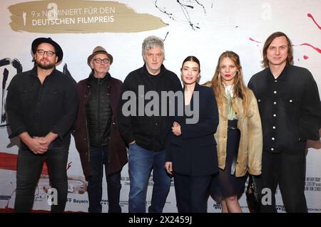 Ronald Zehrfeld, Hans-Uwe Bauer, Matthias Glasner, Anna Bederke, Lilith Stangenberg und Lars Eidinger bei der Premiere des Kinofilms Sterben in den Zeise Kinos. Amburgo, 19.04.2024 *** Ronald Zehrfeld, Hans Uwe Bauer, Matthias Glasner, Anna Bederke, Lilith Stangenberg e Lars Eidinger alla prima del film Sterben at Zeise Cinemas Hamburg, 19 04 2024 foto:xgbrcix/xFuturexImagex sterben hamburg 4411 Foto Stock