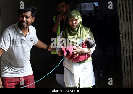 Kinder werden nach Feuer aus Krankenhaus evakuiert le donne tengono i loro figli mentre si trovano fuori dall'ospedale pediatrico di Dhaka Shishu dopo che un incendio è scoppiato all'interno dell'unità di terapia intensiva dell'ospedale di Dhaka, Bangladesh, il 19 aprile 2024. Secondo i vigili del fuoco e la sala di controllo della difesa civile, i vigili del fuoco stanno portando l'incendio all'interno dell'unità di terapia intensiva cardiaca dell'ospedale sotto controllo con l'aiuto di cinque unità, e non sono state segnalate vittime. Dhaka Distretto di Dhaka Bangladesh Copyright: XHabiburxRahmanx Foto Stock