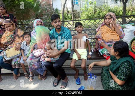 Kinder werden nach Feuer aus Krankenhaus evakuiert le donne tengono i loro figli mentre si trovano fuori dall'ospedale pediatrico di Dhaka Shishu dopo che un incendio è scoppiato all'interno dell'unità di terapia intensiva dell'ospedale di Dhaka, Bangladesh, il 19 aprile 2024. Secondo i vigili del fuoco e la sala di controllo della difesa civile, i vigili del fuoco stanno portando l'incendio all'interno dell'unità di terapia intensiva cardiaca dell'ospedale sotto controllo con l'aiuto di cinque unità, e non sono state segnalate vittime. Dhaka Distretto di Dhaka Bangladesh Copyright: XHabiburxRahmanx Foto Stock