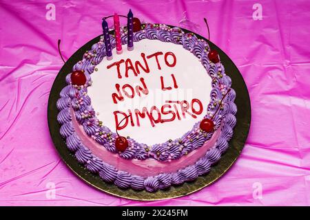 Una torta di compleanno decorata con panna e la frase: "Non guardo comunque quest'età" Foto Stock