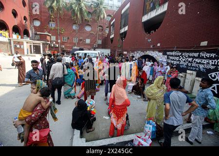 Kinder werden nach Feuer aus Krankenhaus evakuiert le donne tengono i loro figli mentre si trovano fuori dall'ospedale pediatrico di Dhaka Shishu dopo che un incendio è scoppiato all'interno dell'unità di terapia intensiva dell'ospedale di Dhaka, Bangladesh, il 19 aprile 2024. Secondo i vigili del fuoco e la sala di controllo della difesa civile, i vigili del fuoco stanno portando l'incendio all'interno dell'unità di terapia intensiva cardiaca dell'ospedale sotto controllo con l'aiuto di cinque unità, e non sono state segnalate vittime. Dhaka Distretto di Dhaka Bangladesh Copyright: XHabiburxRahmanx Foto Stock