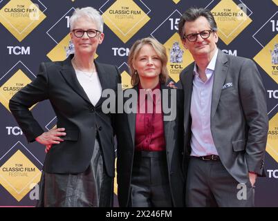 Los Angeles, Stati Uniti. 19 aprile 2024. (L-R) Jamie Lee Curtis, Jodie Foster e Ben Mankiewicz alla cerimonia Jodie Foster Hand and Footprint tenutasi presso il TCL Chinese Theatre di Hollywood, CA, venerdì 19 aprile 2024. (Foto di Sthanlee B. Mirador/Sipa USA) credito: SIPA USA/Alamy Live News Foto Stock