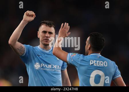 Genova, Italia. 19 aprile 2024. Gil Patric della SS Lazio celebra la vittoria 1-0 con il compagno di squadra Pedro Rodriguez a seguito del fischio finale della partita di serie A A Luigi Ferraris, Genova. Il credito per immagini dovrebbe essere: Jonathan Moscrop/Sportimage Credit: Sportimage Ltd/Alamy Live News Foto Stock