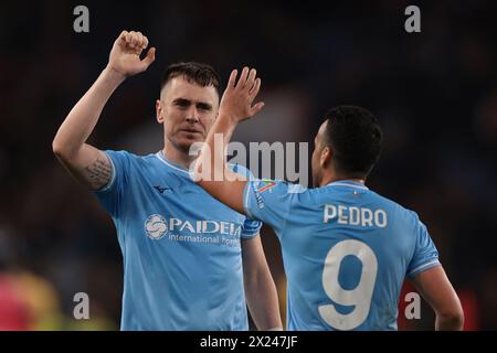 Genova, Italia. 19 aprile 2024. Gil Patric della SS Lazio celebra la vittoria 1-0 con il compagno di squadra Pedro Rodriguez a seguito del fischio finale della partita di serie A A Luigi Ferraris, Genova. Il credito per immagini dovrebbe essere: Jonathan Moscrop/Sportimage Credit: Sportimage Ltd/Alamy Live News Foto Stock