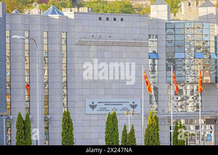 Skopje, Macedonia del Nord - 23 ottobre 2023: Centro commemorativo dell'Olocausto per ebrei di Macedonia edificio del museo a Skopje. Foto Stock