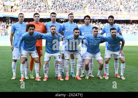 Genova, Italia. 19 aprile 2024. I giocatori della S.S. Lazio posano per una foto della squadra durante la 33a giornata del Campionato di serie A tra Genova C.F.C. e S.S. Lazio allo Stadio Luigi Ferraris il 19 aprile 2024 a Genova, Italia. Credito: Agenzia fotografica indipendente/Alamy Live News Foto Stock