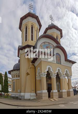 Drobeta Turnu Severin, Romania - 15 marzo 2024: La Chiesa ortodossa rumena nuova a Kiseleff Street, Nuvoloso Spring Day. Foto Stock