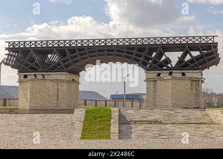 Drobeta Turnu Severin, Romania - 15 marzo 2024: Modello del Ponte di Traiano sul Danubio storico punto di riferimento dell'Impero Romano. Foto Stock