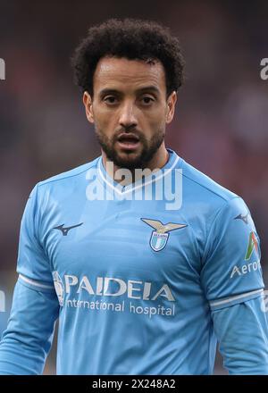 Genova, Italia. 19 aprile 2024. Felipe Anderson della SS Lazio lo guarda durante la partita di serie A A a Luigi Ferraris, Genova. Il credito per immagini dovrebbe essere: Jonathan Moscrop/Sportimage Credit: Sportimage Ltd/Alamy Live News Foto Stock