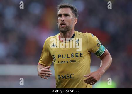 Genova, Italia. 19 aprile 2024. Kevin Strootman del Genoa CFC durante la partita di serie A al Luigi Ferraris di Genova. Il credito per immagini dovrebbe essere: Jonathan Moscrop/Sportimage Credit: Sportimage Ltd/Alamy Live News Foto Stock