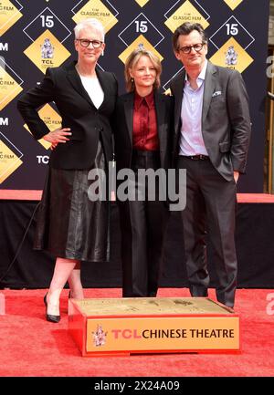 Hollywood, Stati Uniti. 19 aprile 2024. Jamie Lee Curtis, Jodie Foster e Ben Mankiewicz arrivano alla cerimonia Jodie Foster Hand and Footprint come parte del TCM Classic Film Festival del 2024 tenutosi al TCL Chinese Theatre di Hollywood, CALIFORNIA, il 19 aprile 2024. © Janet Gough/AFF-USA.COM credito: AFF/Alamy Live News Foto Stock