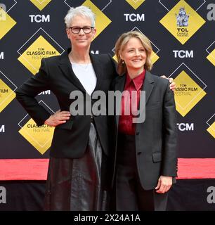 Los Angeles, Stati Uniti. 19 aprile 2024. Le attrici americane Jamie Lee Curtis (L) e Jodie Foster partecipano ad una cerimonia di "mano e impronta" che immortala Foster nel piazzale del TCL Chinese Theatre (ex Grauman's) nella sezione di Hollywood di Los Angeles venerdì 19 aprile 2024. Foto di Jim Ruymen/UPI credito: UPI/Alamy Live News Foto Stock