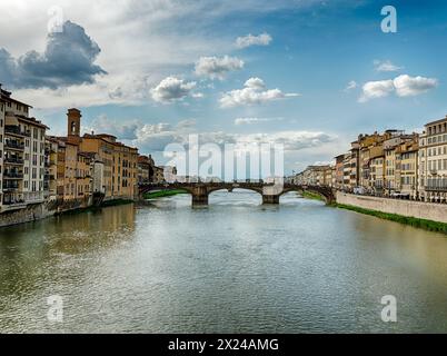 Una vista del fiume Arno nel tardo pomeriggio guardando a valle dal Ponte Vecchio di Firenze. Foto Stock