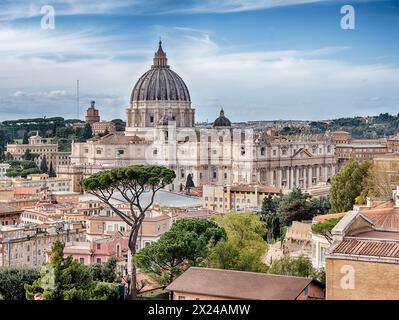 La Basilica di San Pietro domina lo skyline dell'enclave della città del Vaticano a Roma. Foto Stock