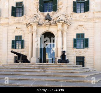 La Valletta, Malta, 4 aprile 2024. I cannoni all'ingresso del palazzo Auberge de Castille, sede dell'ufficio del primo ministro maltese, in Foto Stock