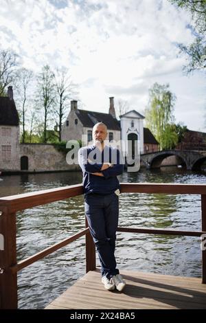 Turista maschile che cammina a Bruges in Belgio Foto Stock