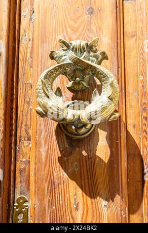 La Valletta, Malta, 03 aprile 2024 caratteristiche maniglie a forma di pesce nelle porte degli edifici nel centro storico della città Foto Stock