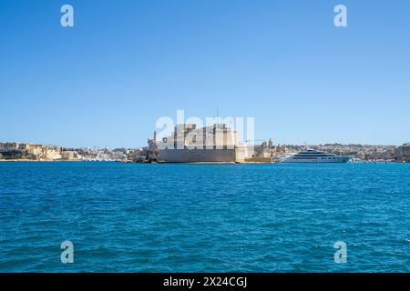 La Valletta, Malta, 3 aprile 2024. vista panoramica dei bastioni sul porto nel centro della città Foto Stock