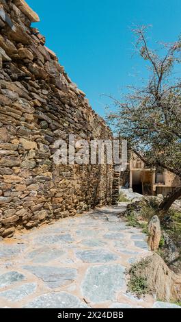 Un antico castello costruito utilizzando pietre in architettura antica chiamato Bakhroush Ben Alas Castle si trova nella regione di al Baha in Arabia Saudita Foto Stock