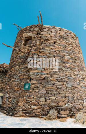 Un antico castello costruito utilizzando pietre in architettura antica chiamato Bakhroush Ben Alas Castle si trova nella regione di al Baha in Arabia Saudita Foto Stock