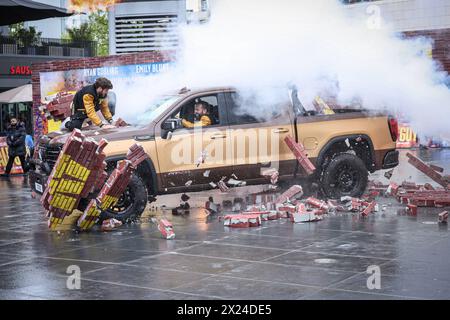 Europapremiere FALL GUY Stuntshow, Showeinlage, Stuntman, Auto, bacchetta, Brickwall Europapremiere von FALL GUY im UCI Kino a Berlino *** prima europea di FALL GUY stunt show, spettacolo, stuntman, auto, parete, prima europea di FALL GUY al cinema UCI di Berlino Copyright: xEventpressxFuhrx Foto Stock