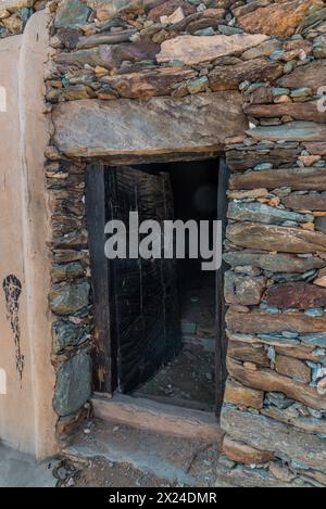 Un antico castello costruito utilizzando pietre in architettura antica chiamato Bakhroush Ben Alas Castle si trova nella regione di al Baha in Arabia Saudita Foto Stock