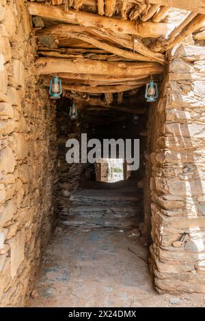 Un antico castello costruito utilizzando pietre in architettura antica chiamato Bakhroush Ben Alas Castle si trova nella regione di al Baha in Arabia Saudita Foto Stock