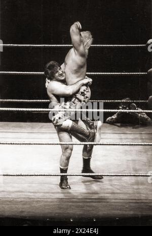 Gli uomini forti Bruno Sammartino e la Superstar Billie Graham durante una partita al Nassau Coliseum di Long Island. A metà degli anni '1970 Foto Stock