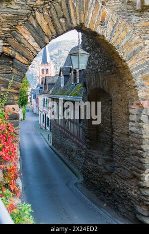 Antica città vecchia con edifici, decorazioni architettoniche, muri in pietra, cancello e arco. Vedute dei paesaggi e delle strade. Foto Stock