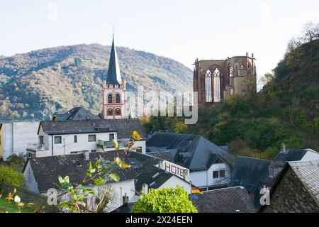 Splendida vista sulla città vecchia, vicino alla montagna e al fiume. Edifici, tetti, chiesa e vecchio hotel. Foto Stock