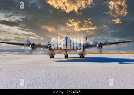 Lockheed Constellation del 1950 su una pista di ghiaccio con i motori in riscaldamento Foto Stock