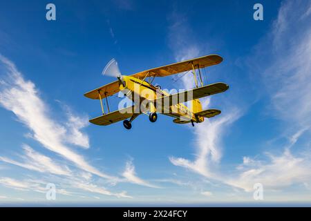 G-JGMN Bucker Jungmann Casa 10131E in giallo brillante durante un weekend di volo Foto Stock