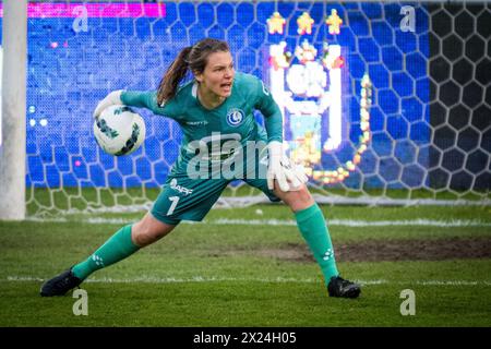 Gent, Belgio. 19 aprile 2024. Riet Maes, portiere femminile di KAA Gent, in azione durante una partita di calcio tra KAA Gent Ladies e RSCA Women, venerdì 19 aprile 2024 presso la Chillax Arena di Gent, il giorno 5 del play-off gruppo A della competizione femminile Super League. BELGA PHOTO JASPER JACOBS credito: Belga News Agency/Alamy Live News Foto Stock