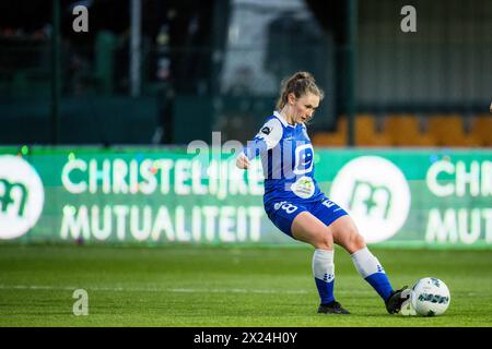 Gent, Belgio. 19 aprile 2024. Emma Van Britsom di KAA Gent Ladies, raffigurata in azione durante una partita di calcio tra KAA Gent Ladies e RSCA Women, venerdì 19 aprile 2024 presso la Chillax Arena di Gent, il giorno 5 del play-off del gruppo A della competizione femminile Super League. BELGA PHOTO JASPER JACOBS credito: Belga News Agency/Alamy Live News Foto Stock