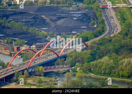 Luftbild, Stadthafen Essen mit Kohlenhafen und Rhein-Herne-Kanalbrücke mit rotem Geländer, Autobahn A42 Emscherschnellweg, Infrastruktur, Doppelbogenbrücke an der Stadtgrenze Bottrop, Essen, Ruhrgebiet, Nordrhein-Westfalen, Deutschland ponte ad arco doppio al confine con la città di Bottrop, Essen, regione della Ruhr, Renania settentrionale-Vestfalia, Germania ATTENTIONxMINDESTHONORARx60xEURO Foto Stock