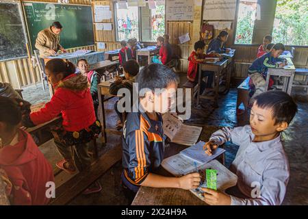 NAMKHON, LAOS - 19 NOVEMBRE 2019: Bambini in una scuola locale nel villaggio di Namkhon vicino alla città di Luang Namtha, Laos Foto Stock