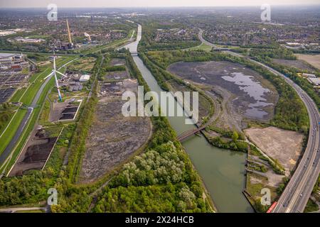 Luftbild, Hafen Bottrop Stadtgrenze Essen, Kohlenlager am Rhein-Herne-Kanal, Windrad, Sturmshof, Essen, Ruhrgebiet, Nordrhein-Westfalen, Deutschland ACHTUNGxMINDESTHONORARx60xEURO *** Vista aerea, porto di Bottrop, confine con la città di Essen, deposito di carbone sul canale Rhine Herne, turbina eolica, Sturmshof, Essen, zona della Ruhr, Renania settentrionale-Vestfalia, Germania ATTENTIONxMINDESTHONORARx60xEURO Foto Stock