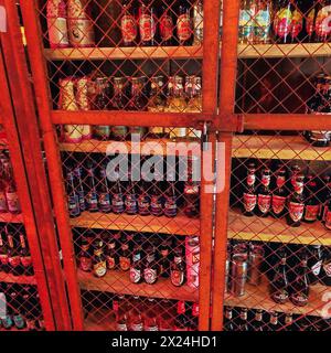 Bulls Head, East Leake, Louphborough: Birre di marca diversa in un armadietto per bevande in gabbia. Foto Stock