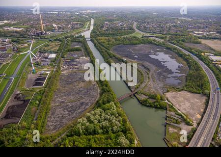 Luftbild, Hafen Bottrop Stadtgrenze Essen, Kohlenlager am Rhein-Herne-Kanal, Windrad, Sturmshof, Essen, Ruhrgebiet, Nordrhein-Westfalen, Deutschland ACHTUNGxMINDESTHONORARx60xEURO *** Vista aerea, porto di Bottrop, confine con la città di Essen, deposito di carbone sul canale Rhine Herne, turbina eolica, Sturmshof, Essen, zona della Ruhr, Renania settentrionale-Vestfalia, Germania ATTENTIONxMINDESTHONORARx60xEURO Foto Stock