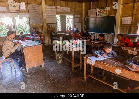 NAMKHON, LAOS - 19 NOVEMBRE 2019: Bambini in una scuola locale nel villaggio di Namkhon vicino alla città di Luang Namtha, Laos Foto Stock