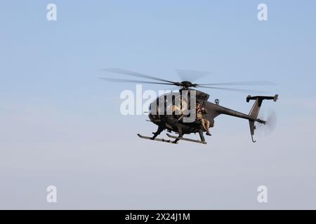 Green Berets assegnati al 5th Special Forces Group (Airborne) conducono addestramento di cecchini da un MH-6 Little Bird con il 160th Special Operation Aviation Regiment (SOAR) a Fort Campbell, Kentucky il 27 marzo 2024. La formazione è stata condotta per migliorare l'interoperabilità e aumentare la preparazione dell'unità. (Foto dell'esercito degli Stati Uniti di staff Sgt. Brandon J. White). Foto Stock