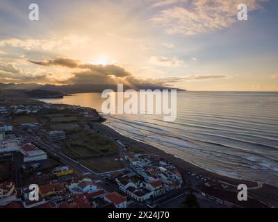 Vista aerea della città di Ribeira grande sulla costa nord dell'isola di Sao Miguel al tramonto. Azzorre, Portogallo Foto Stock